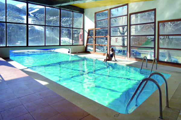 Viaje a la nieve en Cerler — Escapada de marzo, hotel a pie de pista y familia esquiando — foto 1