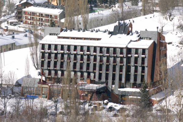 Viaje a la nieve en Cerler — Fin de Año, hotel a pie de pista y familia esquiando — foto 2