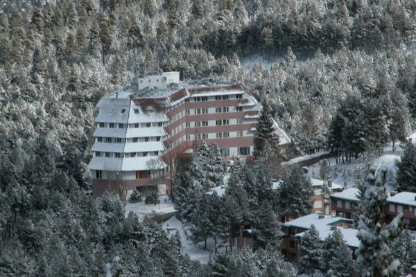 Viaje a la nieve en Masella — Puente de la Inmaculada, hotel a pie de pista y familia esquiando — foto 1