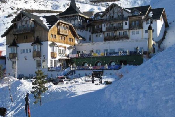 Viaje a la nieve en Sierra Nevada — Escapada de enero, hotel a pie de pista y familia esquiando — foto 1