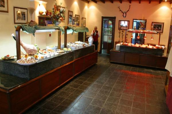 Viaje a la nieve en Sierra Nevada — Escapada de enero, hotel a pie de pista y familia esquiando — foto 5