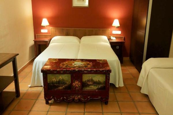 Viaje a la nieve en Sierra Nevada — Escapada de febrero, hotel a pie de pista y familia esquiando — foto 3